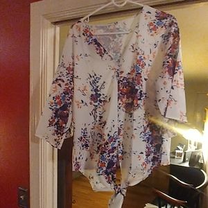 Beautiful boutique 3/4 top with knot NWOT